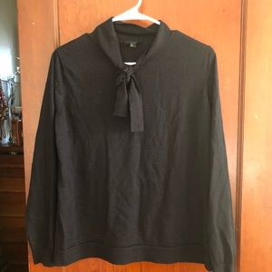 Lightweight bow tie sweater